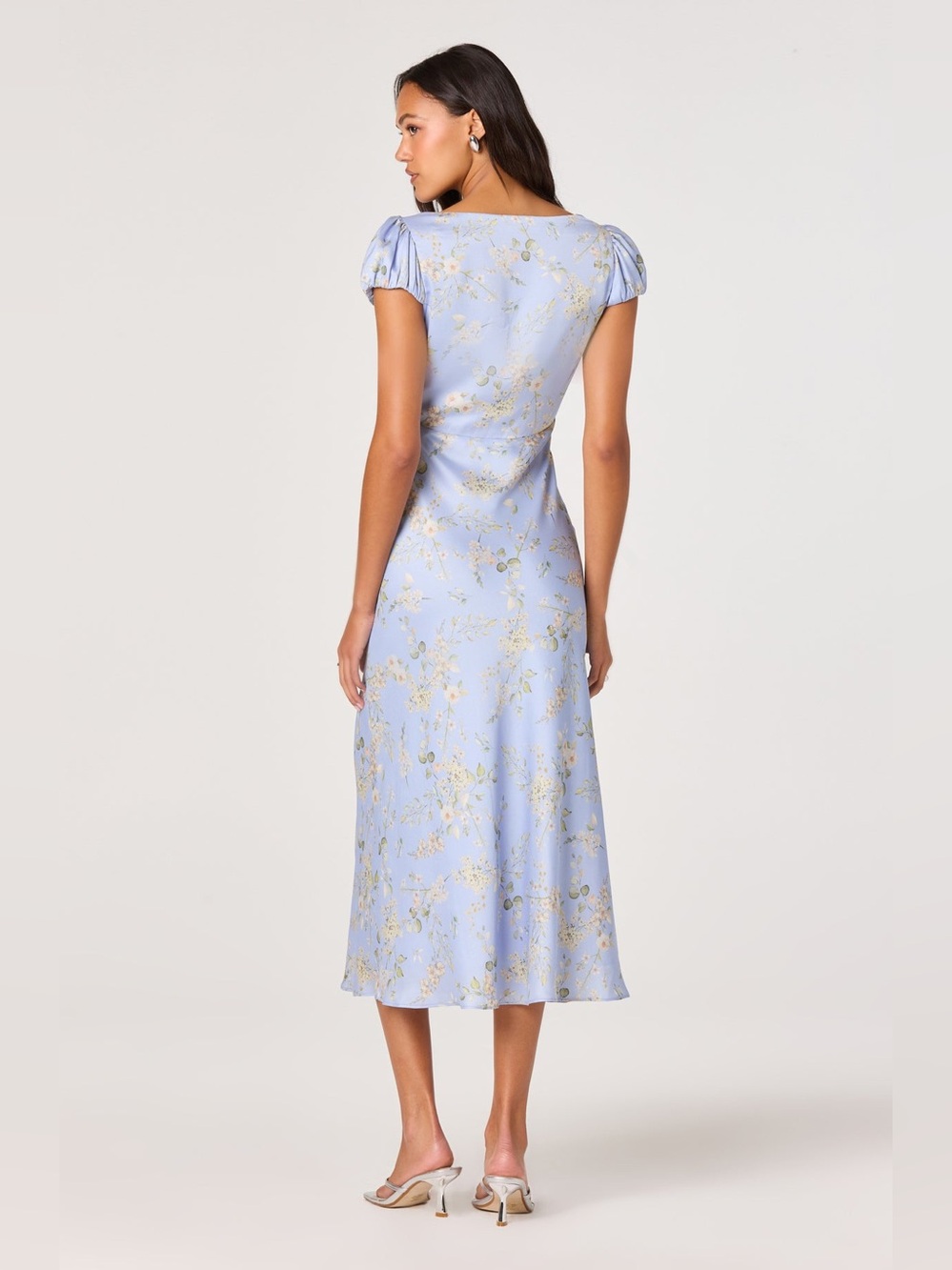 new Astr the label Makaela Puff Sleeve Floral Satin Midi Dress blue floral print - Picture 3 of 9